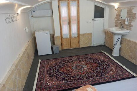 اتاق سرداب در طبقه زیرهمکف اقامتگاه بومگردی کاشان