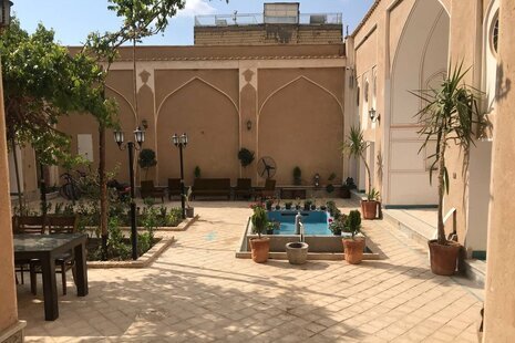 اتاق 4 نفره شاه نشین در هتل سنتی در اصفهان