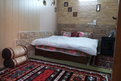 اتاق یادمانه قصرالدشتی در بوم گردی شیراز