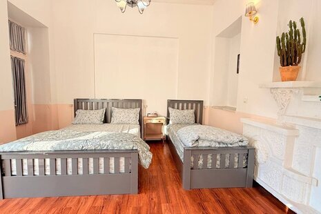 اتاق استاد فرشچیان در اقامتگاه بومگردی اصفهان