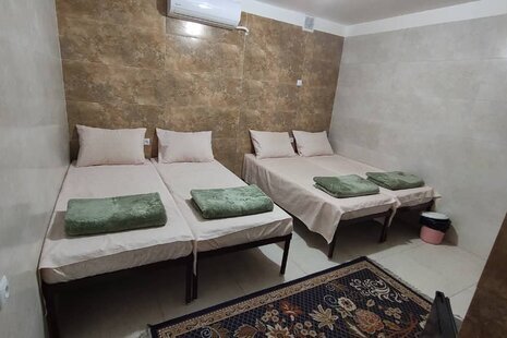 اتاق 104 چهار تخت در مسافرخانه قم