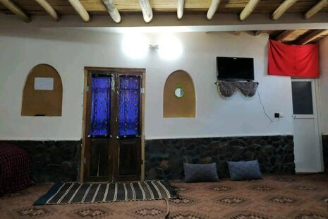 اتاق بهارنارنج دراقامتگاه بوم گردی برزک کاشان