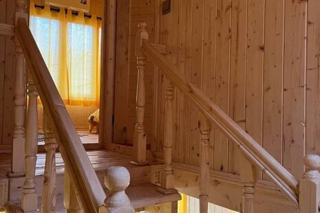 کلبه سوئیسی مبله دوخواب زرد در پل سفید