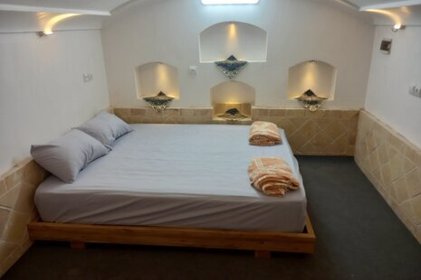 اتاق سرداب در طبقه زیرهمکف اقامتگاه بومگردی کاشان