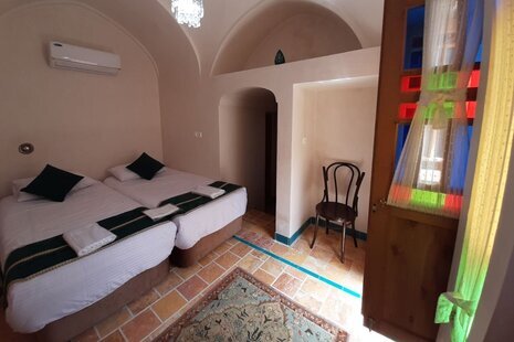 اتاق 4 تخته سرنا و کرنا در اقامتگاه بومگردی کاشان