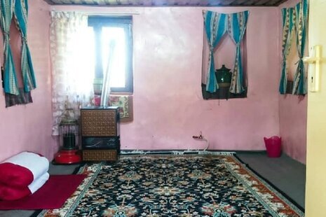 اتاق در اقامتگاه بومگردی در صومعه سرا