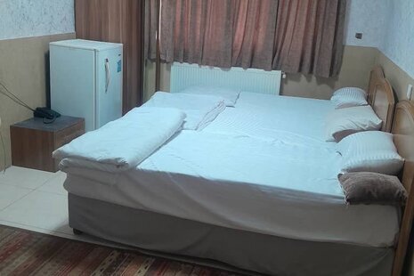 اتاق 102 سه تخت در مسافرخانه میدان خراسان