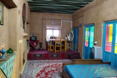 اتاق خانم دوستی بومگردی در شیراز