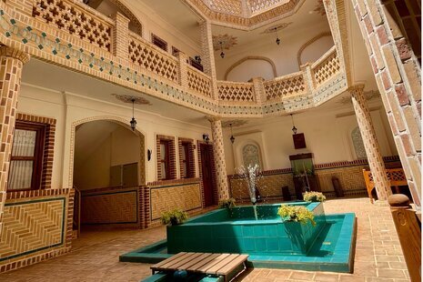 اتاق مینا در طبقه اول اقامتگاه بومگردی نطنز