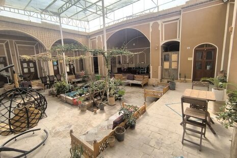 اتاق سه تخت اشتراکی آقایان در اقامتگاه بومگردی در یزد