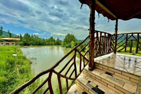 کلبه چوبی در طبیعت بکر لفور