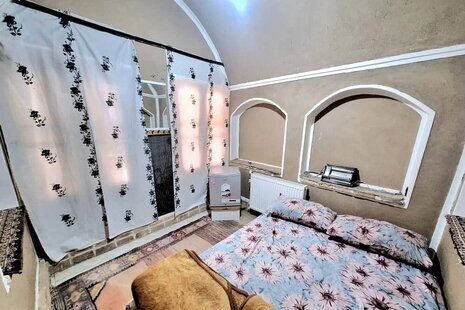 اتاق اقامتگاه بومگردی 2 نفره فروغ فرخزاد در یزد