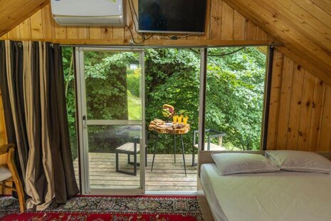 کلبه چوبی در شیرگاه