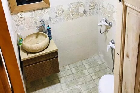 اتاق نارگل در اقامتگاه بومگردی تفت