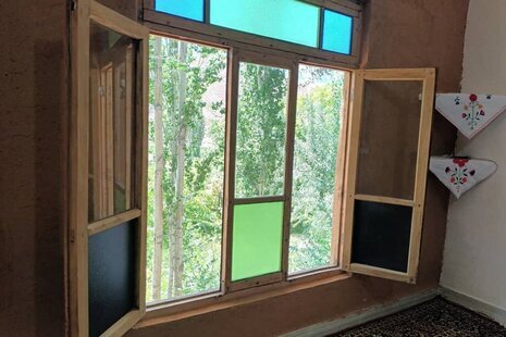 اتاق مبله در اقامتگاه بومگردی مجن