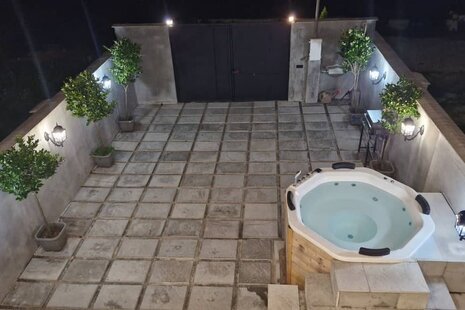 کلبه سوئیسی دوبلکس جکوزی دار  مبله دوخواب ارغوان در تنکابن