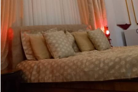 اتاق شاه نشین در اقامتگاه بومگردی کرمان