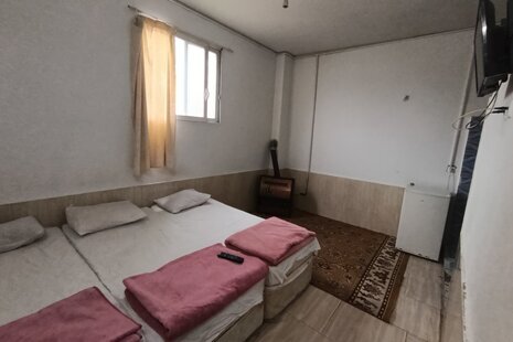اتاق 3 تخت در مسافرخانه مشهد
