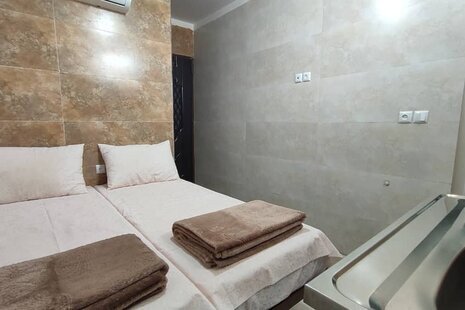 اتاق 402 دو تخت در مسافرخانه قم