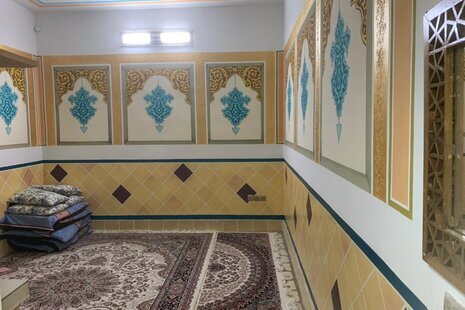 اتاق تک درخت در اقامتگاه بومگردی کاشان