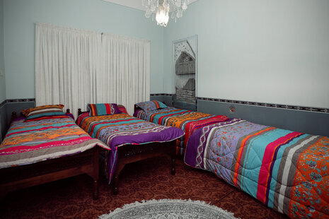 اتاق نارنج در اقامتگاه بومگردی در اصفهان