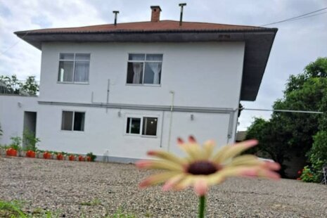 اتاق خوردیم در اقامتگاه بومگردی رامسر