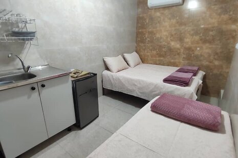 اتاق 204 سه تخت در مسافرخانه قم