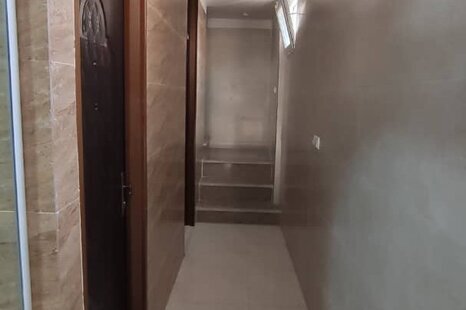 اتاق 202 سه تخت در مسافرخانه قم