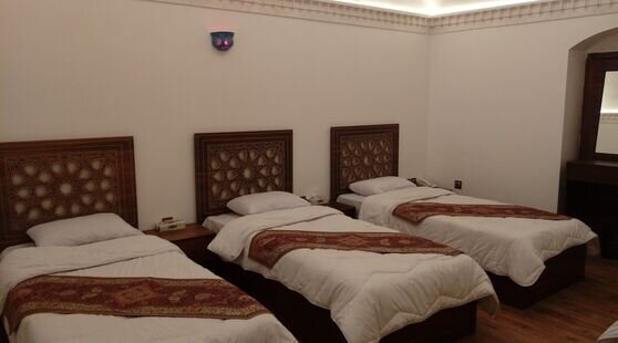 اتاق سه تخته در اقامتگاه سنتی در یزد