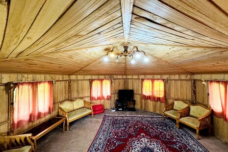 کلبه چوبی در طبیعت بکر لفور