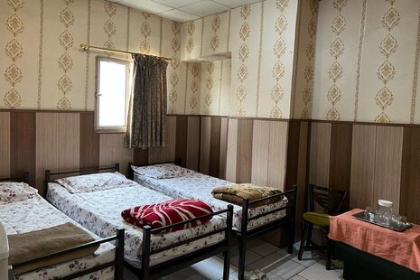 اتاق پنج تخت در مهمانپذیر خیابان کارگر