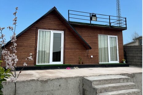 کلبه سوئیسی چوبی تکخواب ساحلی ایاز در بندرانزلی