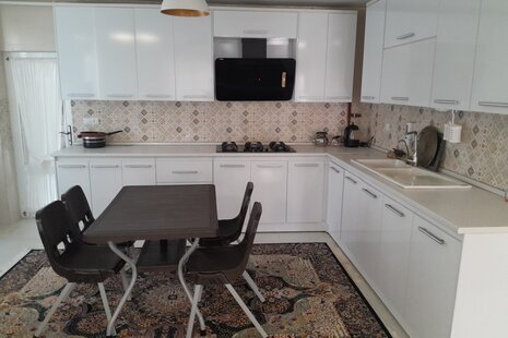 واحد دوخواب با زمین بازی در طبقه همکف ویلا در فومن