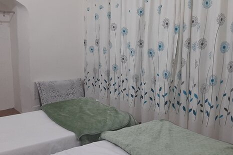 اتاق 15 متری 2 تخت در مسافرخانه یزد