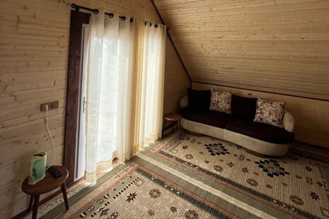 کلبه سوئیسی چوبی تکخواب ساحلی ایاز در بندرانزلی