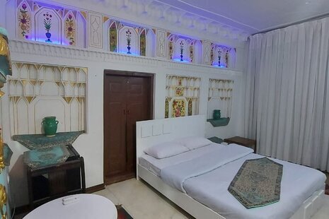 اتاق 3 تخته ترنج دراقامتگاه بومگردی در اصفهان