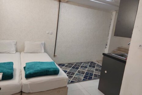 سوئیت(6نفره) زیرهمکف مسافرخانه در مشهد
