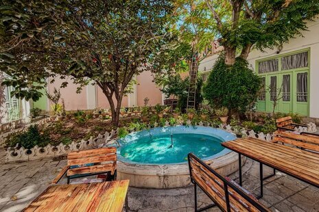 اتاق استاد فرشچیان در اقامتگاه بومگردی اصفهان