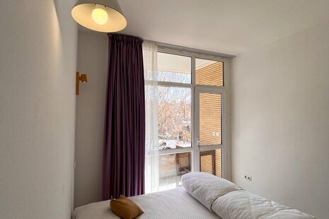 اتاق دونفره تراس دار در هاستل در اصفهان