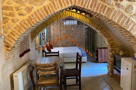 اتاق 5 نفره شاه نشین در اقامتگاه سنتی شیراز