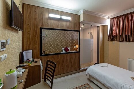 اتاق یک تخت در هتل آپارتمان اصفهان