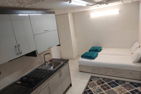 سوئیت(6نفره) زیرهمکف مسافرخانه در مشهد