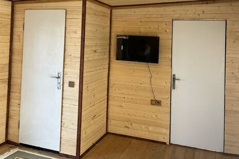 کلبه سوئیسی چوبی تکخواب ساحلی ایاز در بندرانزلی