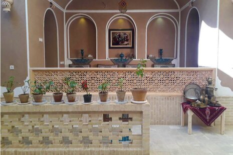 اتاق تک نفره سوسن در اقامتگاه بومگردی یزد