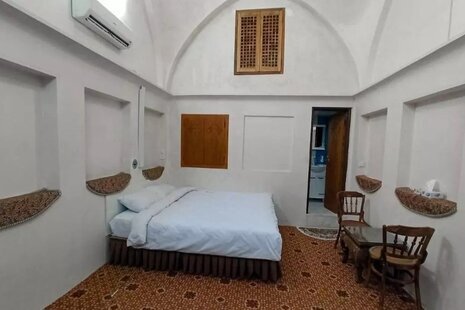 اتاق سنتی دوتخته دالو در بوم گردی کاشان