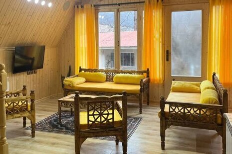 کلبه سوئیسی مبله دوخواب زرد در پل سفید