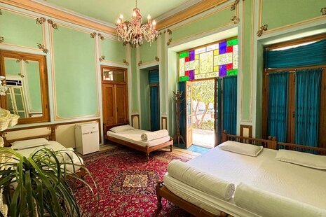 اتاق شاه نشین در اقامتگاه بومگردی اصفهان