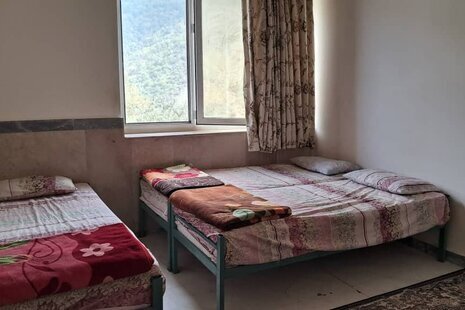 اتاق 3 تخت در اقامتگاه بومگردی آمل 4