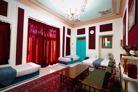 اتاق چهارنفره شاه نشین در اقامتگاه بومگردی اصفهان