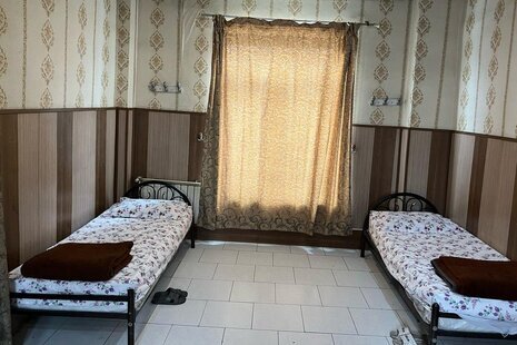 اتاق پنج تخت در مهمانپذیر خیابان کارگر